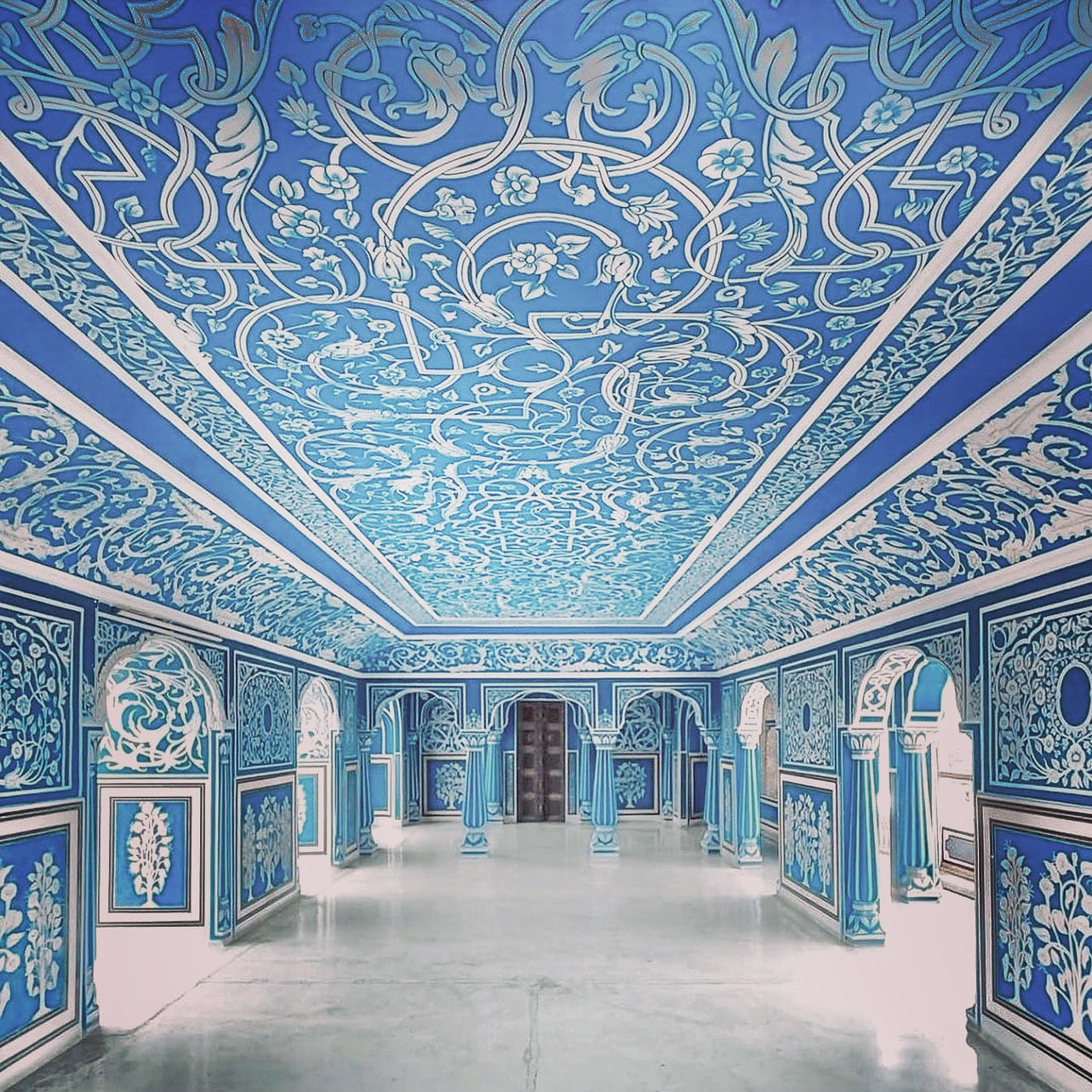インドの青いタオルで埋め尽くされたブルーの部屋