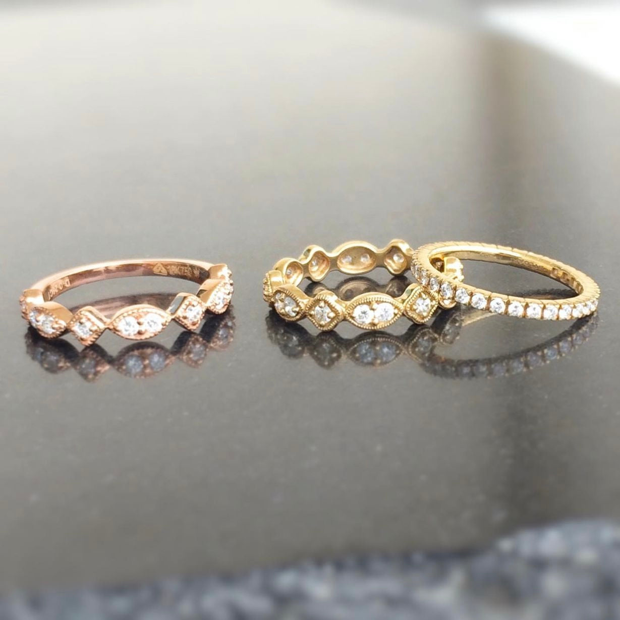 ダイヤモンドのフルエタニティ、ハーフエタニティ、彫を施したエタニティリング