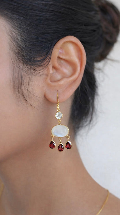 光芽 (こうが) レインボームーンストーン、ガーネットピアス