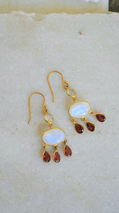 光芽 (こうが) レインボームーンストーン、ガーネットピアス