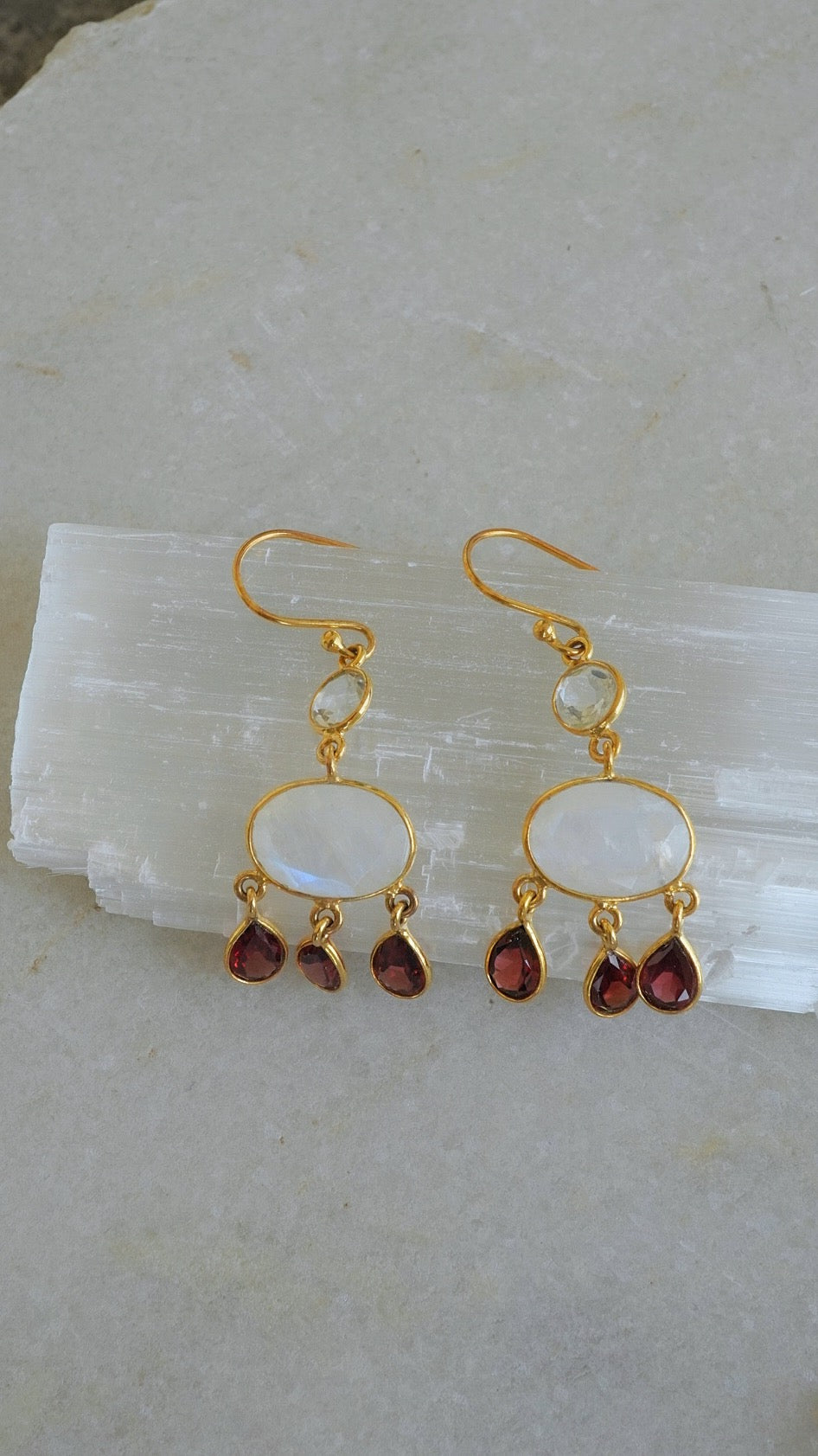 光芽 (こうが) レインボームーンストーン、ガーネットピアス