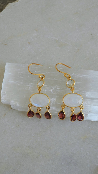 光芽 (こうが) レインボームーンストーン、ガーネットピアス