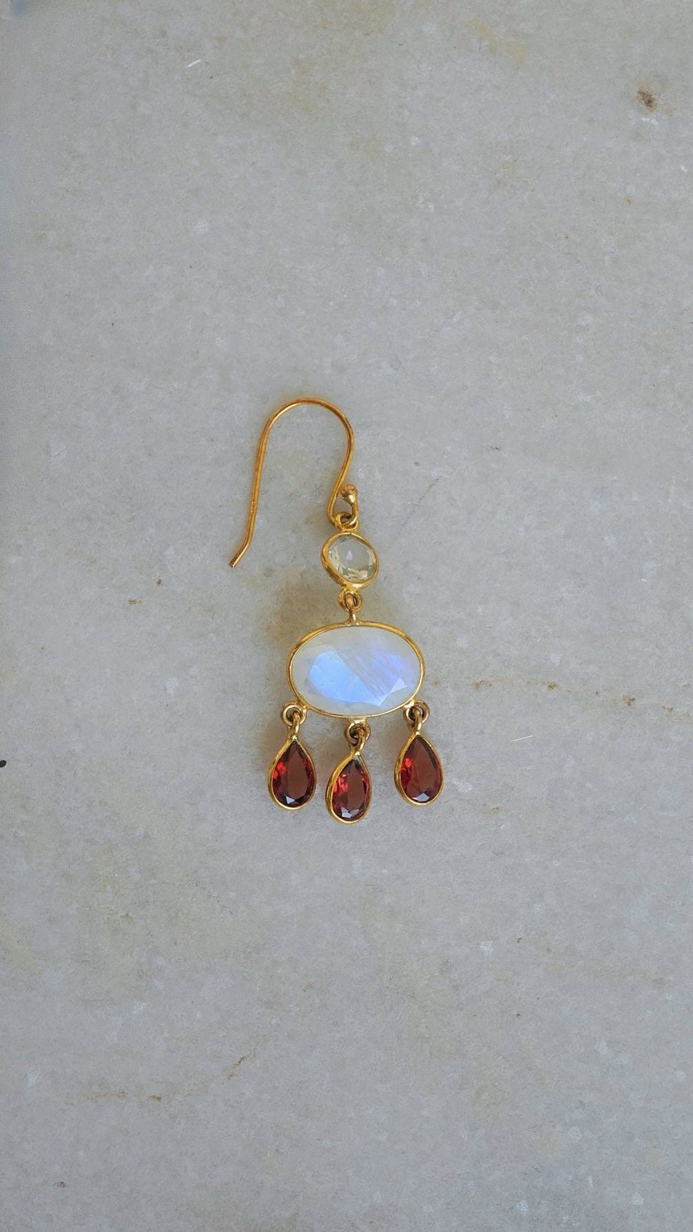 光芽 (こうが) レインボームーンストーン、ガーネットピアス