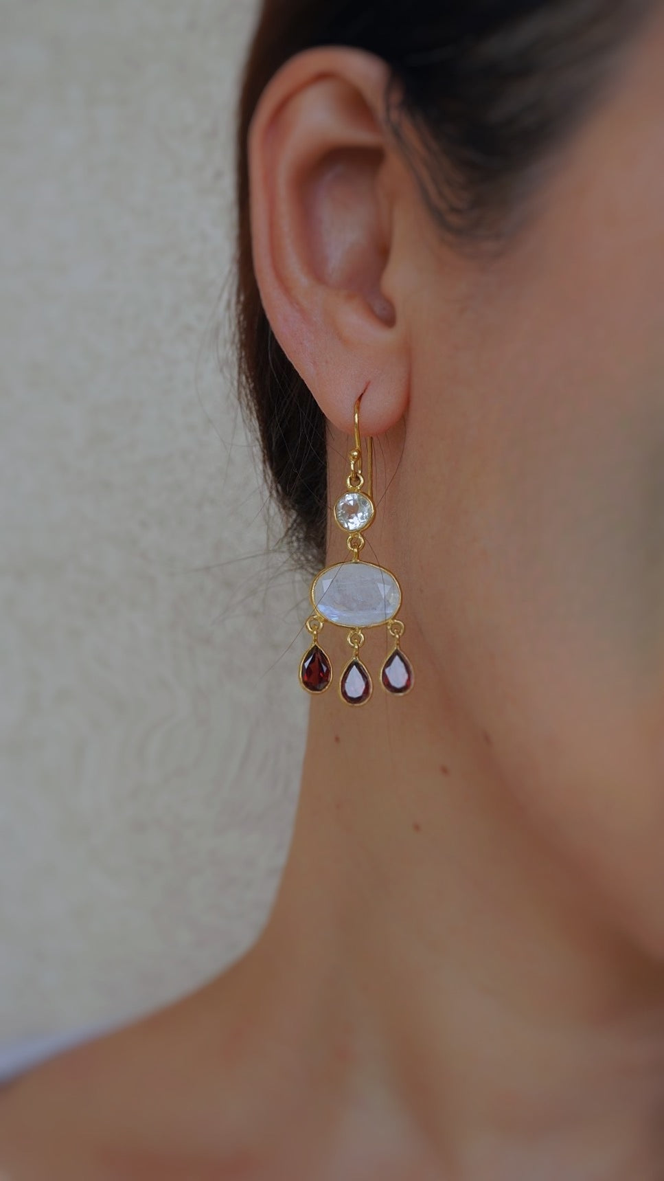 光芽 (こうが) レインボームーンストーン、ガーネットピアス